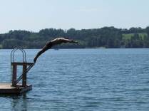Hora do mergulho na lago em Lakeville, estado de Connecticut, nos Estados Unidos